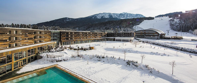 Immagine che contiene cielo, aria aperta, piscina, montagna
Il contenuto generato dall'IA potrebbe non essere corretto.